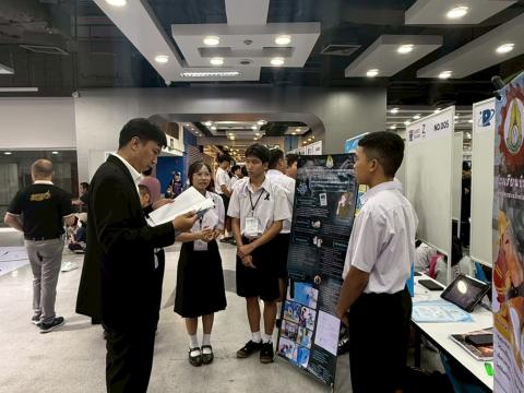 นักเรียนเข้าร่วมแข่งขัน มหกรรมหุ่นยนต์แห่งประเทศไทย