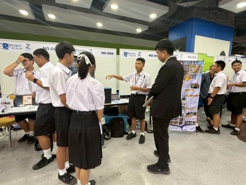 นักเรียนเข้าร่วมแข่งขัน มหกรรมหุ่นยนต์แห่งประเทศไทย