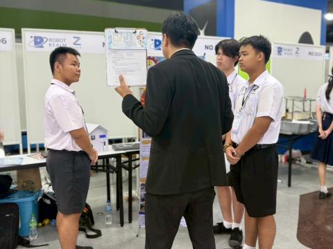 นักเรียนเข้าร่วมแข่งขัน มหกรรมหุ่นยนต์แห่งประเทศไทย