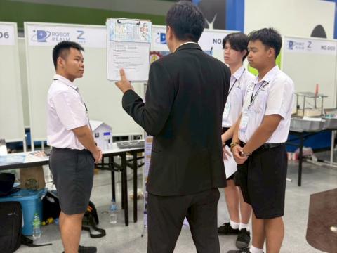 นักเรียนเข้าร่วมแข่งขัน มหกรรมหุ่นยนต์แห่งประเทศไทย