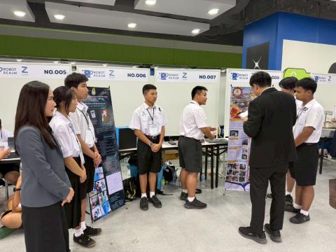 นักเรียนเข้าร่วมแข่งขัน มหกรรมหุ่นยนต์แห่งประเทศไทย