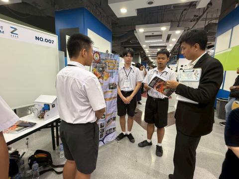 นักเรียนเข้าร่วมแข่งขัน มหกรรมหุ่นยนต์แห่งประเทศไทย