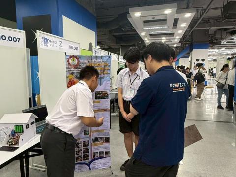 นักเรียนเข้าร่วมแข่งขัน มหกรรมหุ่นยนต์แห่งประเทศไทย