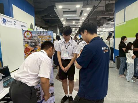 นักเรียนเข้าร่วมแข่งขัน มหกรรมหุ่นยนต์แห่งประเทศไทย