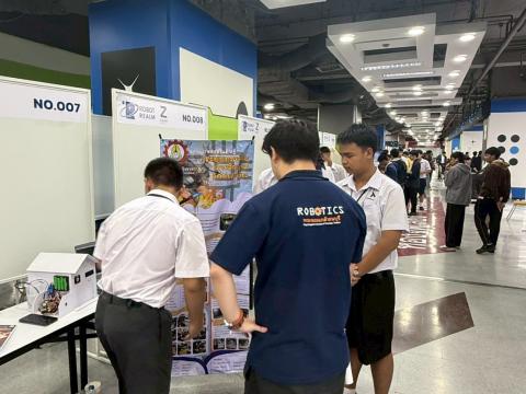 นักเรียนเข้าร่วมแข่งขัน มหกรรมหุ่นยนต์แห่งประเทศไทย