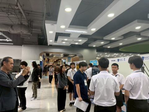นักเรียนเข้าร่วมแข่งขัน มหกรรมหุ่นยนต์แห่งประเทศไทย