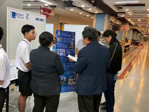 นักเรียนเข้าร่วมแข่งขัน มหกรรมหุ่นยนต์แห่งประเทศไทย