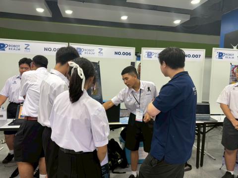 นักเรียนเข้าร่วมแข่งขัน มหกรรมหุ่นยนต์แห่งประเทศไทย