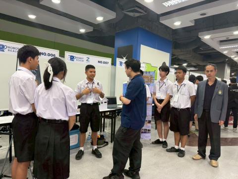 นักเรียนเข้าร่วมแข่งขัน มหกรรมหุ่นยนต์แห่งประเทศไทย