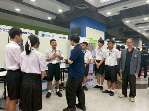นักเรียนเข้าร่วมแข่งขัน มหกรรมหุ่นยนต์แห่งประเทศไทย