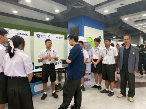 นักเรียนเข้าร่วมแข่งขัน มหกรรมหุ่นยนต์แห่งประเทศไทย