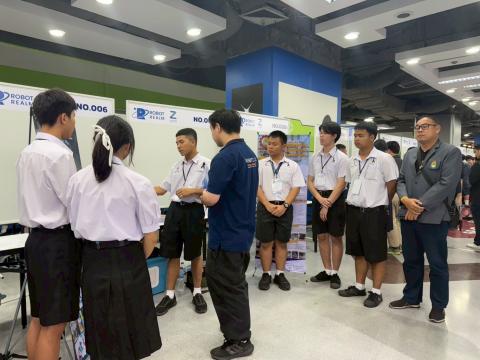 นักเรียนเข้าร่วมแข่งขัน มหกรรมหุ่นยนต์แห่งประเทศไทย