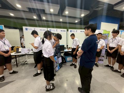 นักเรียนเข้าร่วมแข่งขัน มหกรรมหุ่นยนต์แห่งประเทศไทย