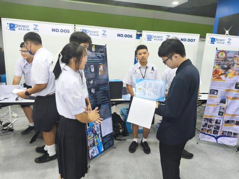 นักเรียนเข้าร่วมแข่งขัน มหกรรมหุ่นยนต์แห่งประเทศไทย