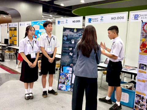 นักเรียนเข้าร่วมแข่งขัน มหกรรมหุ่นยนต์แห่งประเทศไทย