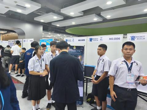 นักเรียนเข้าร่วมแข่งขัน มหกรรมหุ่นยนต์แห่งประเทศไทย