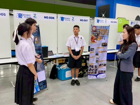 นักเรียนเข้าร่วมแข่งขัน มหกรรมหุ่นยนต์แห่งประเทศไทย