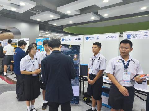 นักเรียนเข้าร่วมแข่งขัน มหกรรมหุ่นยนต์แห่งประเทศไทย