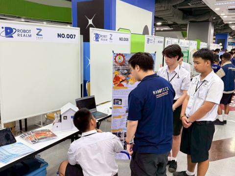 นักเรียนเข้าร่วมแข่งขัน มหกรรมหุ่นยนต์แห่งประเทศไทย