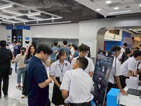 นักเรียนเข้าร่วมแข่งขัน มหกรรมหุ่นยนต์แห่งประเทศไทย