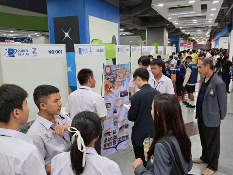 นักเรียนเข้าร่วมแข่งขัน มหกรรมหุ่นยนต์แห่งประเทศไทย
