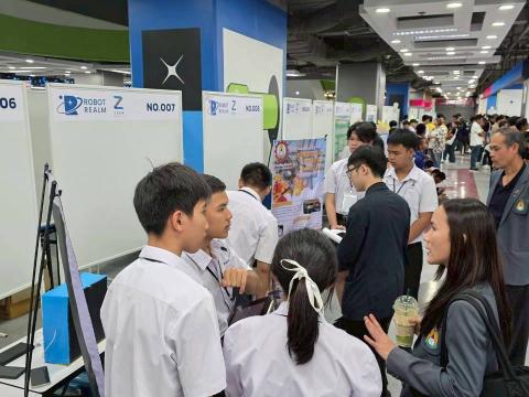 นักเรียนเข้าร่วมแข่งขัน มหกรรมหุ่นยนต์แห่งประเทศไทย