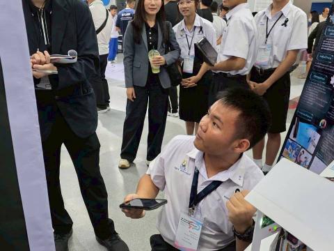 นักเรียนเข้าร่วมแข่งขัน มหกรรมหุ่นยนต์แห่งประเทศไทย