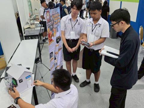นักเรียนเข้าร่วมแข่งขัน มหกรรมหุ่นยนต์แห่งประเทศไทย