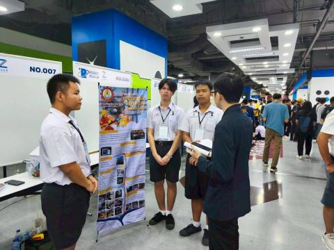 นักเรียนเข้าร่วมแข่งขัน มหกรรมหุ่นยนต์แห่งประเทศไทย