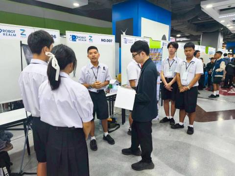 นักเรียนเข้าร่วมแข่งขัน มหกรรมหุ่นยนต์แห่งประเทศไทย