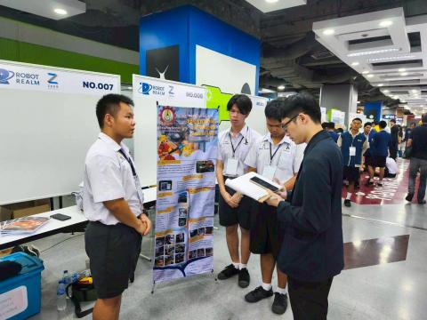 นักเรียนเข้าร่วมแข่งขัน มหกรรมหุ่นยนต์แห่งประเทศไทย