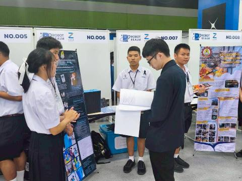 นักเรียนเข้าร่วมแข่งขัน มหกรรมหุ่นยนต์แห่งประเทศไทย