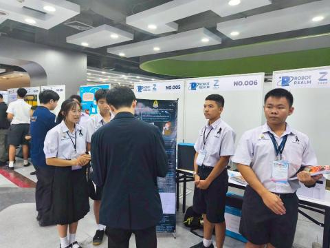 นักเรียนเข้าร่วมแข่งขัน มหกรรมหุ่นยนต์แห่งประเทศไทย