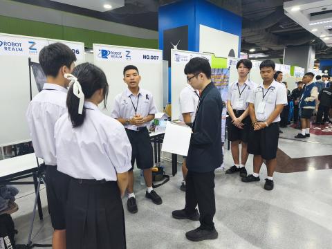 นักเรียนเข้าร่วมแข่งขัน มหกรรมหุ่นยนต์แห่งประเทศไทย