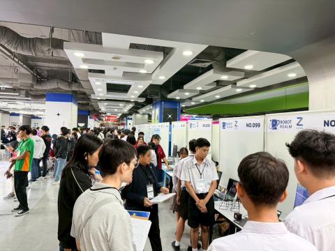 นักเรียนเข้าร่วมแข่งขัน มหกรรมหุ่นยนต์แห่งประเทศไทย