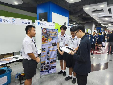 นักเรียนเข้าร่วมแข่งขัน มหกรรมหุ่นยนต์แห่งประเทศไทย