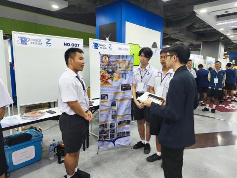 นักเรียนเข้าร่วมแข่งขัน มหกรรมหุ่นยนต์แห่งประเทศไทย