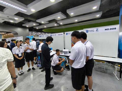 นักเรียนเข้าร่วมแข่งขัน มหกรรมหุ่นยนต์แห่งประเทศไทย