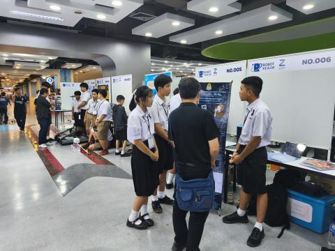 นักเรียนเข้าร่วมแข่งขัน มหกรรมหุ่นยนต์แห่งประเทศไทย
