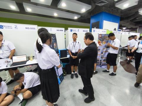 นักเรียนเข้าร่วมแข่งขัน มหกรรมหุ่นยนต์แห่งประเทศไทย