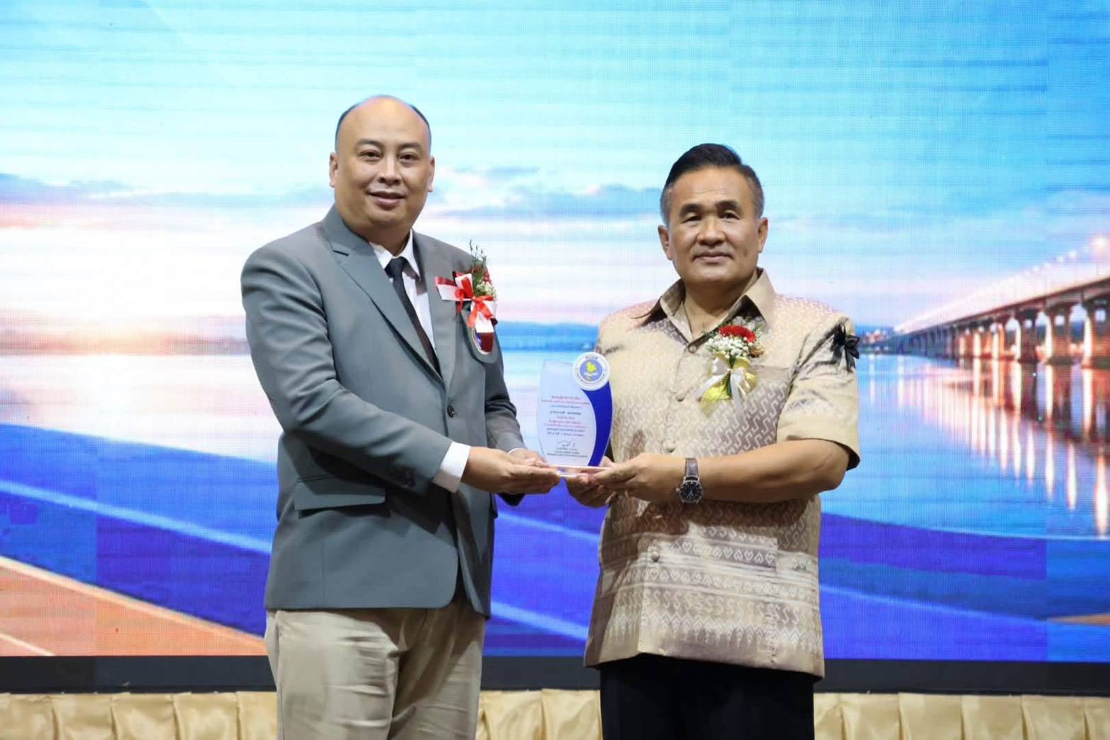 ขอแสดงความยินดีกับ ท่านรองผู้อำนวยการกลุ่มบริหารงานวิชาการ ที่ได้รับ รางวัล ผู้บริหารดีเด่น ด้านผู้นำแห่งการบริการสมัยใหม่ ก้าวไกลในวิชาชีพ (Unity for Excellence จาก สมาคมผู้บริหารโรงเรียน สังกัดองค์การบริหารส่วนจังหวัดแห่งประเทศไทย